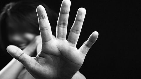 الجناة كتبوا أسماءهم على جسد الضحية وصوروها بالفيديو.. تخدير فتاة واغتصابها جماعيًّا بفندق شهير بالقاهرة