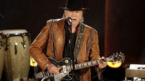 طالب بتعويض 150 ألف دولار لكل انتهاك.. المغني نيل يونج يقاضي حملة ترامب