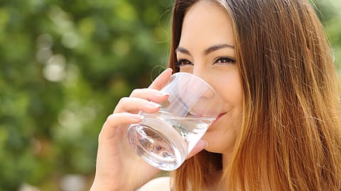 خبيرة تغذية توضح كمية السوائل اليومية صيفًا