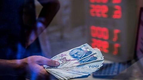 الليرة التركية تهبط إلى أدنى مستوى أمام الدولار.. والأسهم تخسر 5%