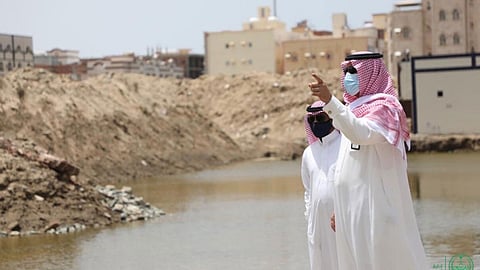 محافظ القنفذة يتابع استعدادات الجهات المعنية لموسم الأمطار