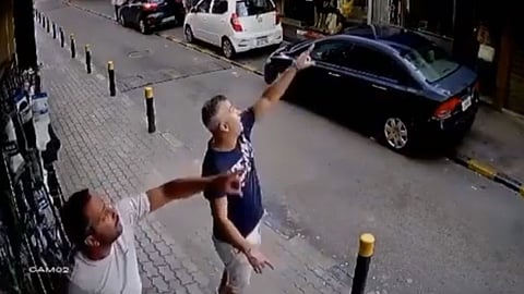 خبير عسكري يفسر فيديو إشارة مواطنين للسماء قبل انفجار مرفأ بيروت