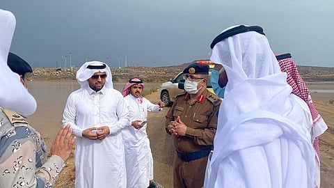 محافظ محايل المكلف يتابع ميدانيًّا تداعيات الهطول الكثيف للأمطار