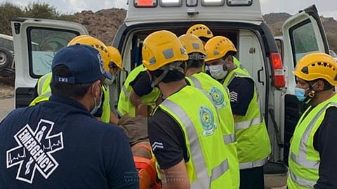 رجال الدفاع المدني يسيرون 3 كم لإنقاذ مواطن سقط بمنحدر جبلي في ميساء