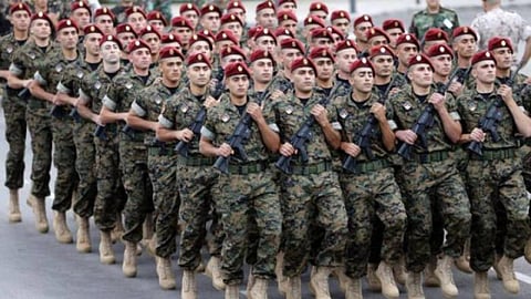 الجيش اللبناني يطالب المواطنين بسلمية التعبير والابتعاد عن قطع الطرق