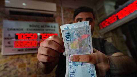 الليرة التركية تواصل نزيف الخسائر وتسجل أدنى مستوى أمام الدولار