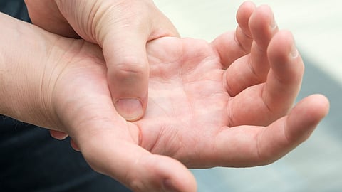 الصحة تؤكد أن نقص الكالسيوم يسبب تنميل الأصابع.. وتصف الحل