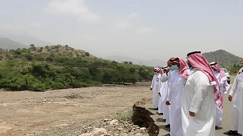 بالصور.. محافظ الداير يتابع ميدانيًّا مشاريع الطرق ومعالجة تداعيات الحالة المطرية