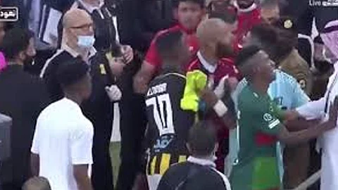 بالفيديو.. مشادة كلامية بين لاعبي الإتحاد والإتفاق داخل الجوهرة المشعة