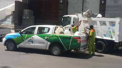 بالصور.. بلدية العتيبية بمكة تزيل 3360 طنًا من مخلفات البناء والهدم خلال أسبوع