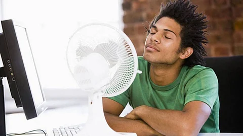 بخلاف الاعتقاد الشائع .. الألوان الداكنة أفضل خلال الصيف