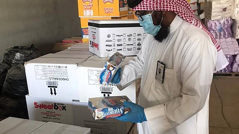 أمانة القصيم تُصادر طُنّين من المواد الغذائية غير الصالحة