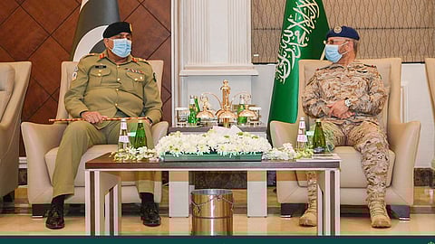 بالصور.. رئيس هيئة الأركان العامة يستقبل نظيره الباكستاني بالرياض