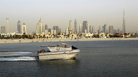حرس السواحل الإماراتي يشتبك مع قوارب صيد مخالفة