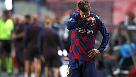 بعد تلقيه عرضًا إنجليزيًا.. هل يرحل بيكيه عن برشلونة؟