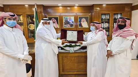 بالصور.. معلّم يحوّل إطارات السيارات إلى أحواض زراعية.. و«بيئة مكة» تُكرمه