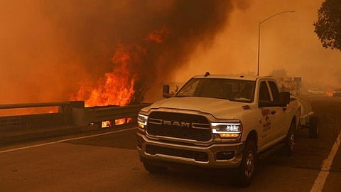 كاليفورنيا.. فرار عشرات الآلاف من صواعق تشعل مئات الحرائق