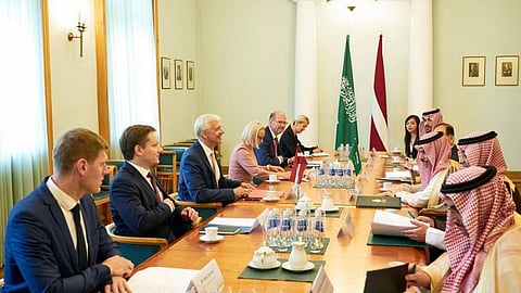 وزير الخارجية ورئيس وزراء لاتفيا يبحثان تعزيز علاقات التعاون