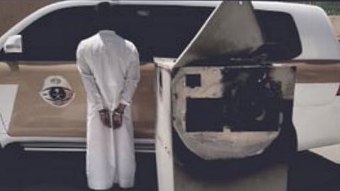 مواطن يُتلف جهازًا لرصد السرعة على طريق القصيم.. والشرطة تضبطه