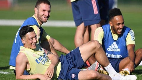 «مذبحة الجانرز».. أرسنال يتخلص من 12 لاعبًا