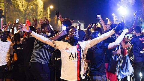 السلطات الفرنسية تتراجع.. السماح بارتداء قميص سان جيرمان في مارسيليا