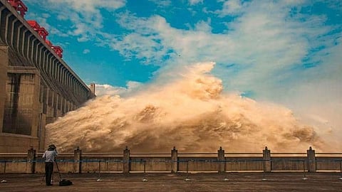 فيضانات شديدة تهدد بتدمير أكبر سد في العالم