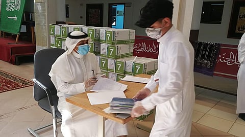 بالصور.. مدارس مكة تبدأ تسليم الكتب الدراسية للطلاب وسط إجراءات وقائية