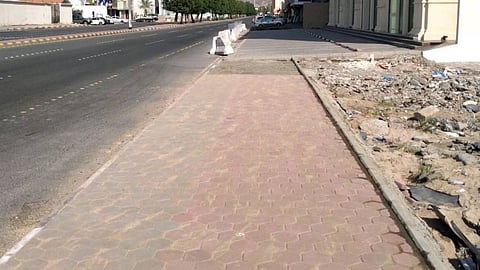 برنامج لمعالجة الحُفر وإصلاح التشققات الأرضية الناتجة عن هطول الأمطار في العزيزية