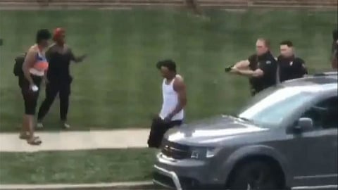 ولاية أمريكية تعتزم نشر الحرس الوطني بعد إطلاق الشرطة النار على رجل أسود