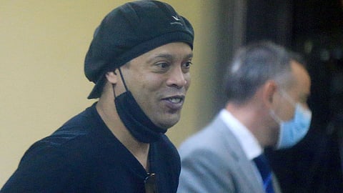 مُطالب بدفع 90 ألف دولار.. إطلاق سراح رونالدينيو بعد 6 أشهر من احتجازه في باراجواي