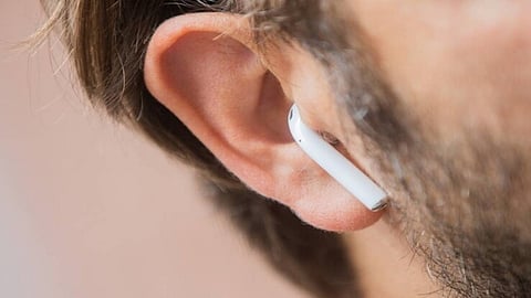 تحذير جديد من خطورة سماعات الأذن «اللاسلكية»