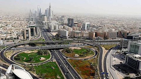 أخبار السعودية اليوم.. قرار برفع علم المملكة على المباني الحكومية والخاصة بمكة.. وتحذير من السفارة السعودية بلندن لرعاياها