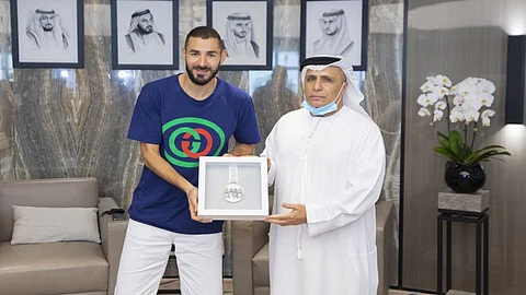 بنزيمة يتلقى ميدالية خط الدفاع الأول من مجلس دبي الرياضي