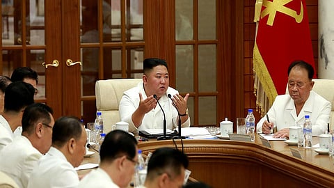 وسط تكهنات بتدهور حالته الصحية.. صور تُظهر زعيم كوريا الشمالية خلال اجتماع لمواجهة كورونا وإعصار بافي