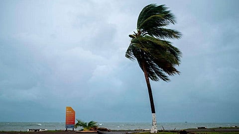 السكان يستعدون لإعصار لورا بأكياس الرمل وإخلاء البيوت