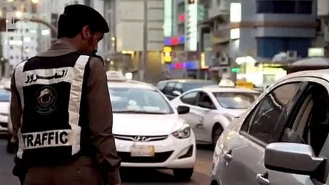 المرور : يجوز للزائر القيادة بالرخصة الدولية سارية المفعول