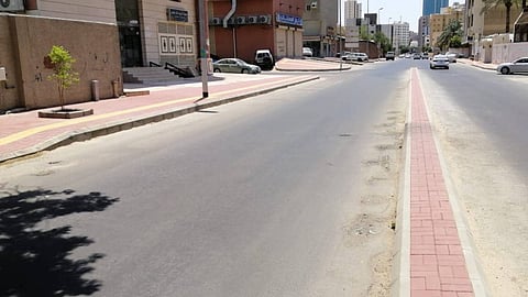 بلدية العتيبية تُجري إعادة تأهيل الأرصفة لمعالجة التشوه البصري
