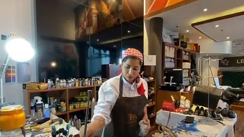 بالفيديو.. السعودية «شيخة البازي» تجمع بين مهنة «إسكافي» والماجستير الأمريكي