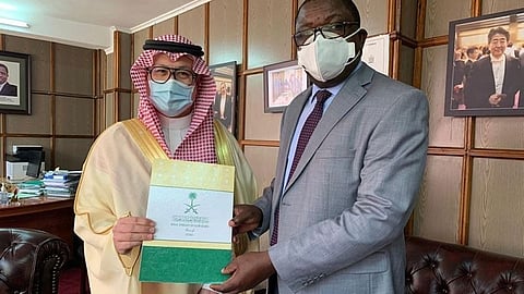 مركز الملك سلمان للإغاثة يُسلم 100 طن تمور هدية لزامبيا