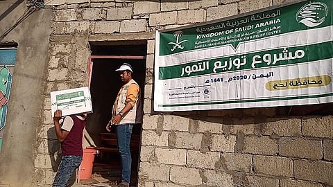 بالصور.. توزيع 5 آلاف كرتونة من التمور للنازحين في محافظتين باليمن