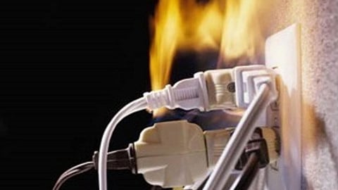 مدني المدينة يحذر أولياء الأمور والمعلمين من الموصِّلات الكهربائية الرديئة
