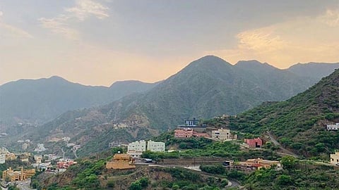 «الحصيني» يتوقع حالة جوية ممطرة اليوم.. ويُحدد خريطة المناطق المتأثرة