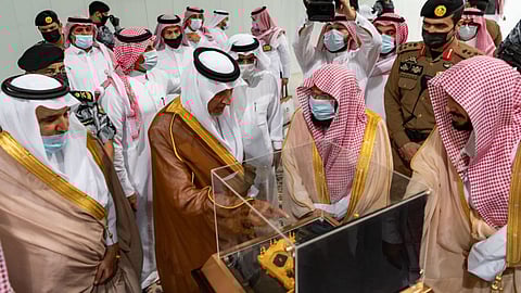 بالصور.. السديس يهدي أمير مكة مجسمًا تذكاريًا للمسجد الحرام