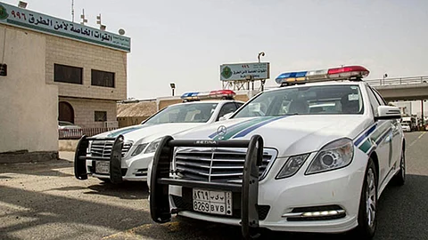 «أمن الطرق» تجدد التنبيه على قائدي المركبات بضوابط الانتقال إلى المسار المخصص للخروج