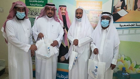 توزيع 118 جهازًا لوحيًا على طلبة وطالبات وادي الدواسر