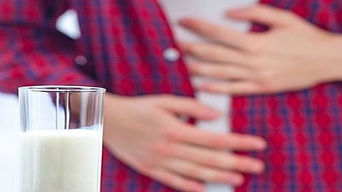 65 % من سكان العالم يعانون منها.. هل تشعر بالانتفاخ ووجود غازات بالبطن بعد تناول الحليب؟