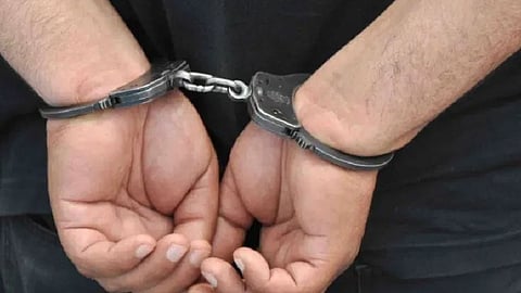 القبض على الأب المتهم بتعنيف نجله الصغير بشكل وحشي.. وتوفير الحماية اللازمة للطفل