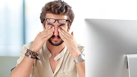 «الصحة» توضح سر قاعدة «20-20-20» للحد من إجهاد العين