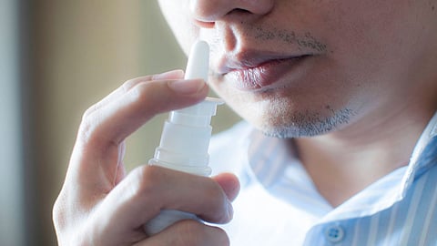 بالفيديو.. طبيب يحذّر من الاستخدام المفرط لبخاخ الأنف «الأتروفين»