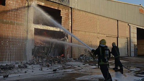 بالصور.. مدني الرياض يخمد حريق مستودع الخيام دون وقوع إصابات